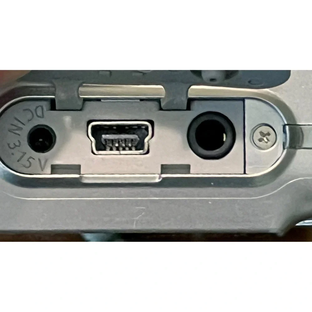Canon PowerShot A570 IS 7.1MP Digital Camera w/Case